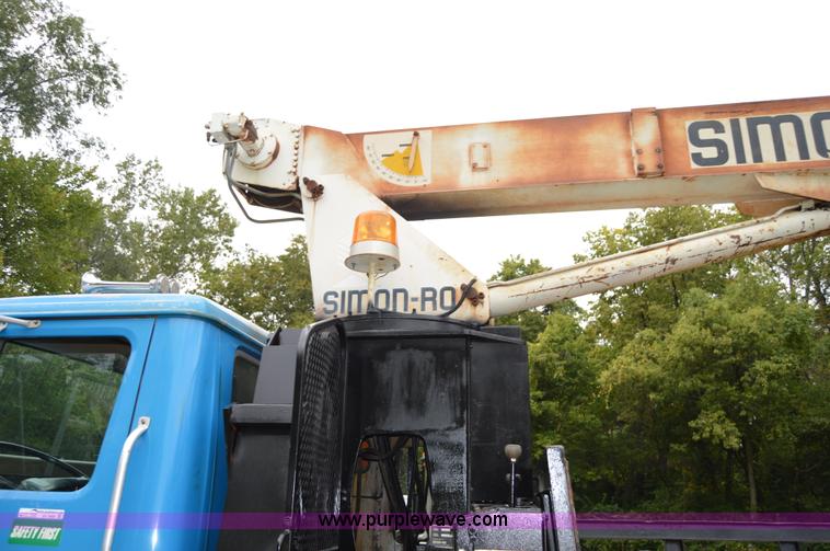 image for item AY9495 1993 International 4700 crane truck