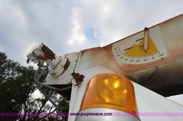 image for item AY9495 1993 International 4700 crane truck