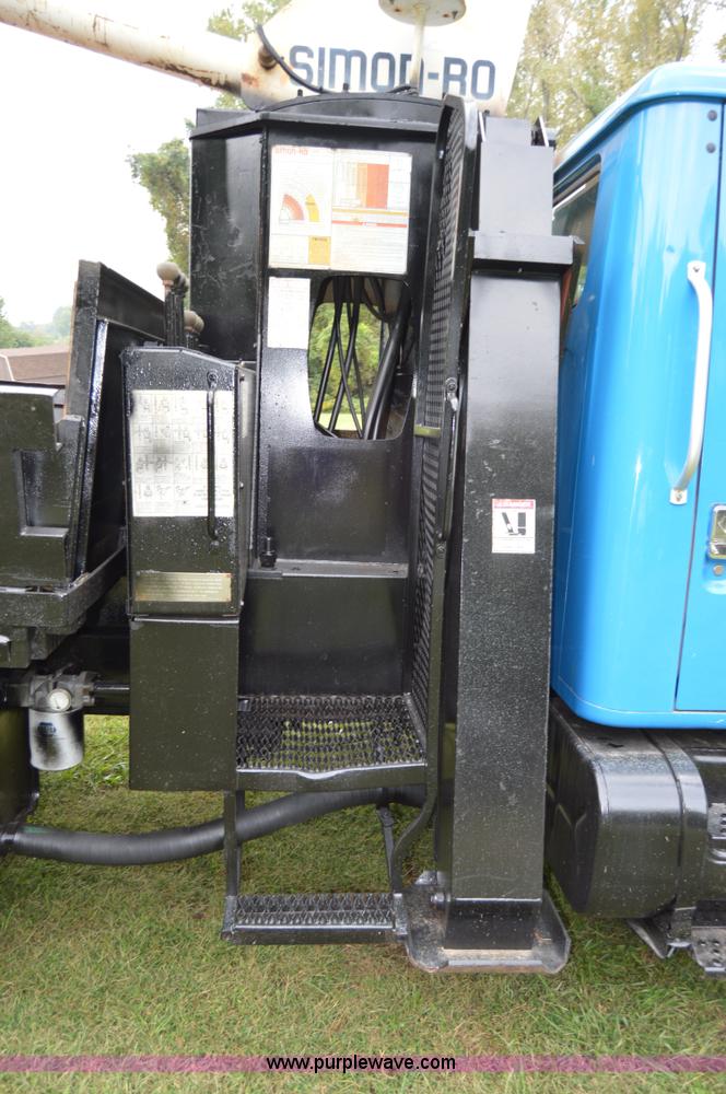 image for item AY9495 1993 International 4700 crane truck