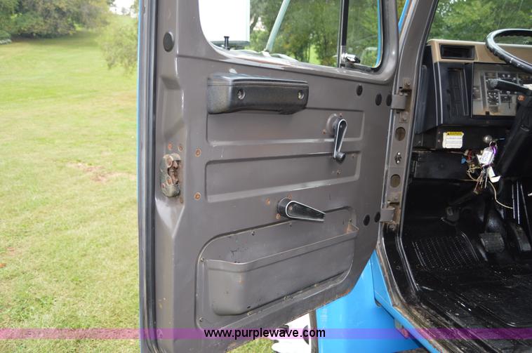 image for item AY9495 1993 International 4700 crane truck