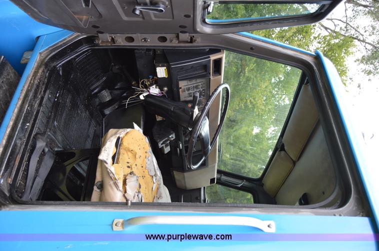 image for item AY9495 1993 International 4700 crane truck