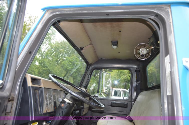 image for item AY9495 1993 International 4700 crane truck