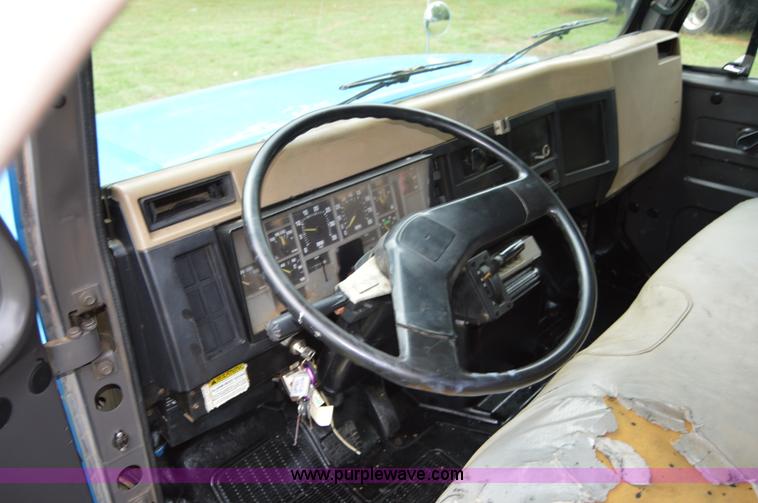 image for item AY9495 1993 International 4700 crane truck