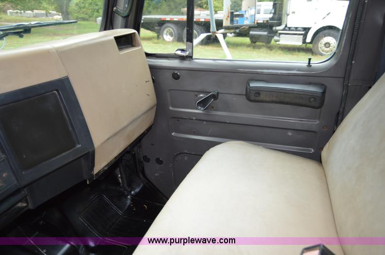 image for item AY9495 1993 International 4700 crane truck