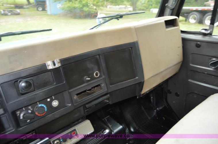 image for item AY9495 1993 International 4700 crane truck