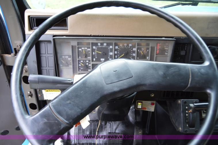 image for item AY9495 1993 International 4700 crane truck