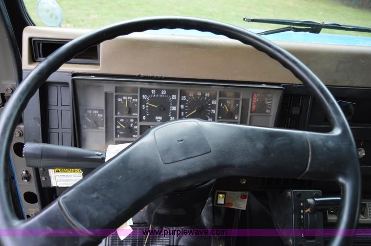 image for item AY9495 1993 International 4700 crane truck