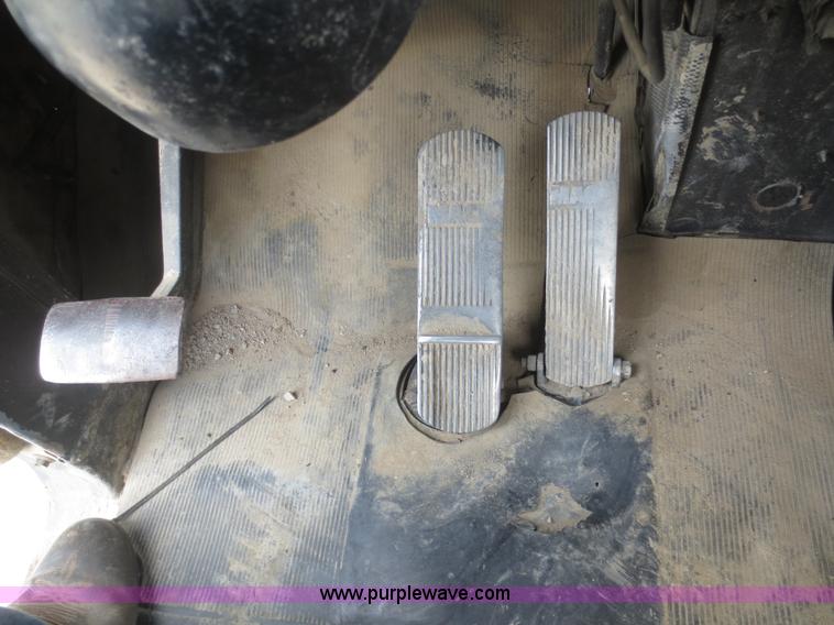 image for item D2145 1985 Mack DM686S roll off truck