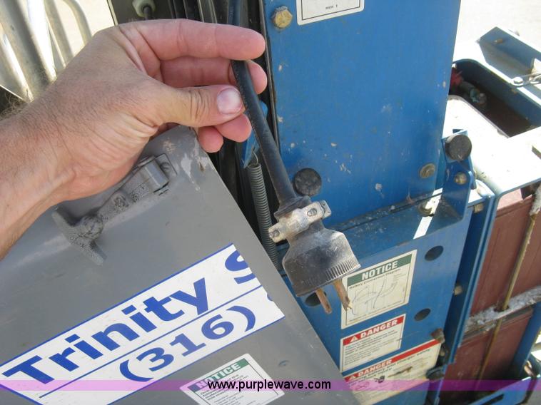 image for item E7987 2002 Genie GR15 runabout man lift