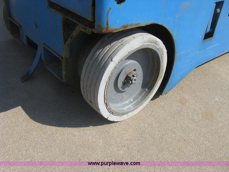 image for item E7987 2002 Genie GR15 runabout man lift