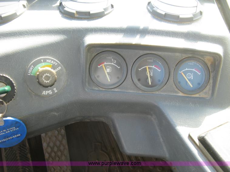 image for item E7990 1999 Volvo L90C wheel loader