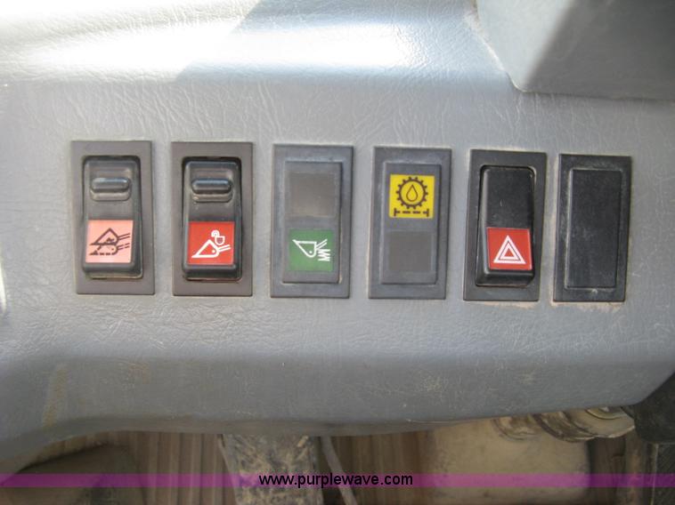 image for item E7990 1999 Volvo L90C wheel loader