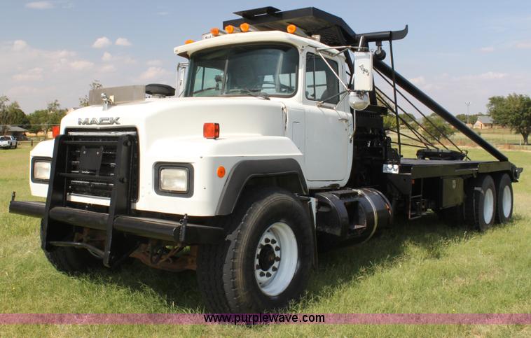image for item F3355 1995 Mack RD6 rigging truck