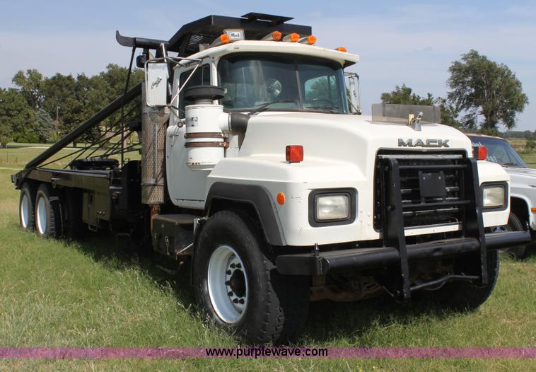 image for item F3355 1995 Mack RD6 rigging truck