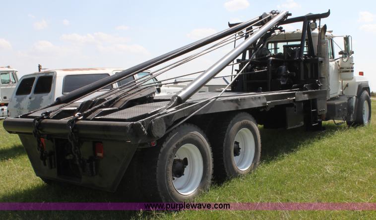image for item F3355 1995 Mack RD6 rigging truck