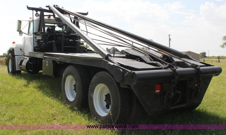 image for item F3355 1995 Mack RD6 rigging truck