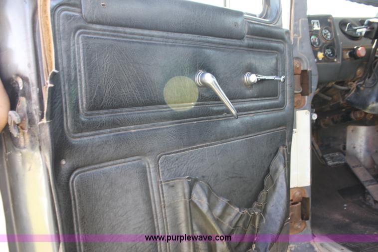 image for item F3355 1995 Mack RD6 rigging truck