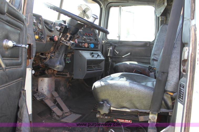 image for item F3355 1995 Mack RD6 rigging truck