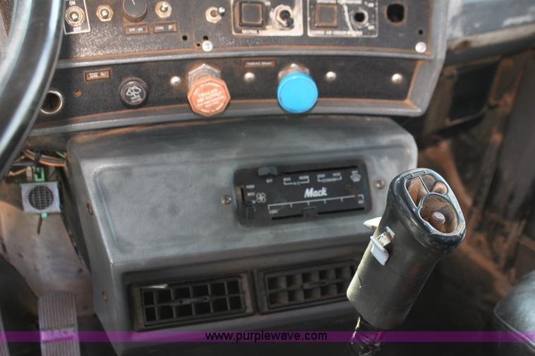 image for item F3355 1995 Mack RD6 rigging truck