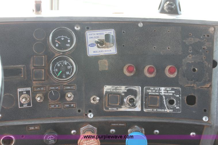 image for item F3355 1995 Mack RD6 rigging truck