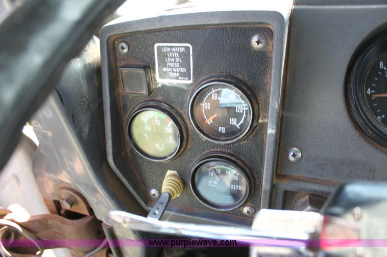 image for item F3355 1995 Mack RD6 rigging truck