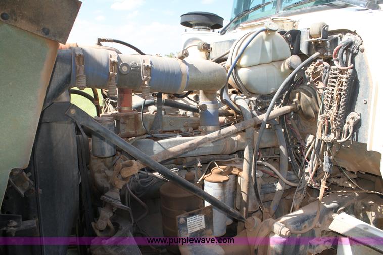 image for item F3355 1995 Mack RD6 rigging truck