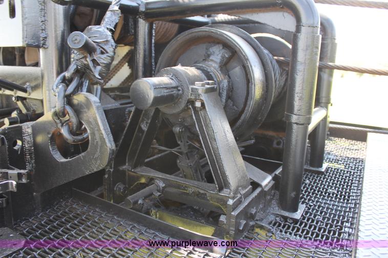 image for item F3355 1995 Mack RD6 rigging truck