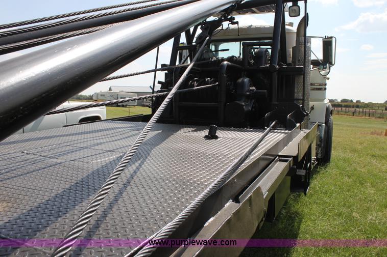 image for item F3355 1995 Mack RD6 rigging truck