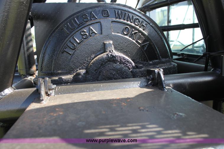 image for item F3355 1995 Mack RD6 rigging truck