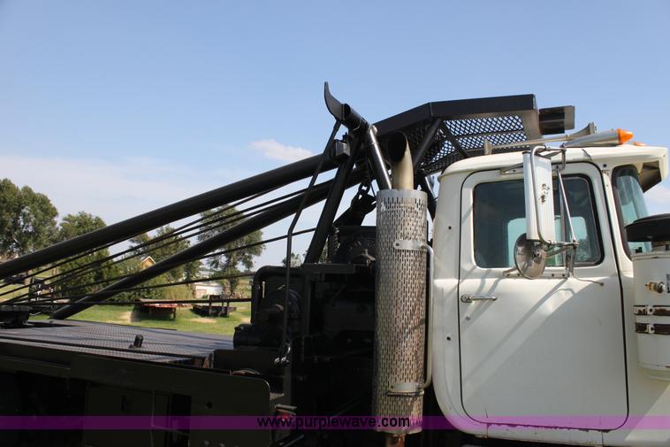 image for item F3355 1995 Mack RD6 rigging truck
