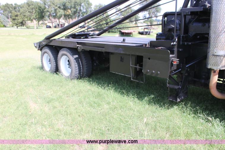 image for item F3355 1995 Mack RD6 rigging truck