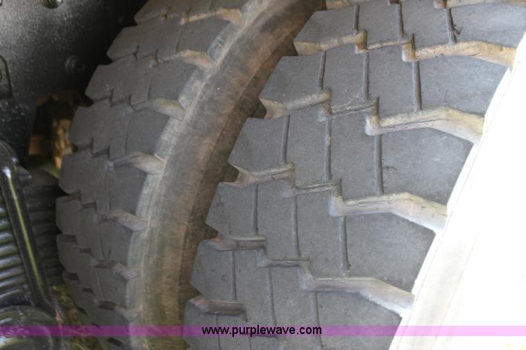 image for item F3355 1995 Mack RD6 rigging truck