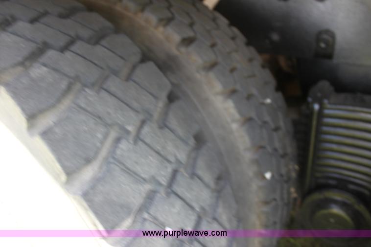 image for item F3355 1995 Mack RD6 rigging truck