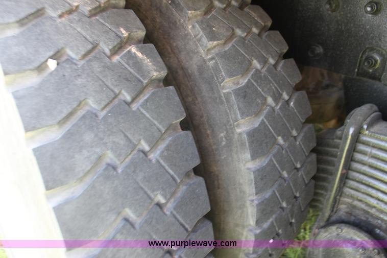 image for item F3355 1995 Mack RD6 rigging truck