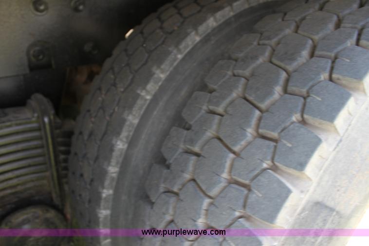 image for item F3355 1995 Mack RD6 rigging truck