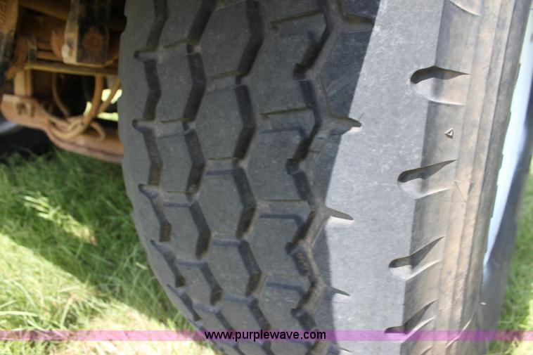 image for item F3355 1995 Mack RD6 rigging truck