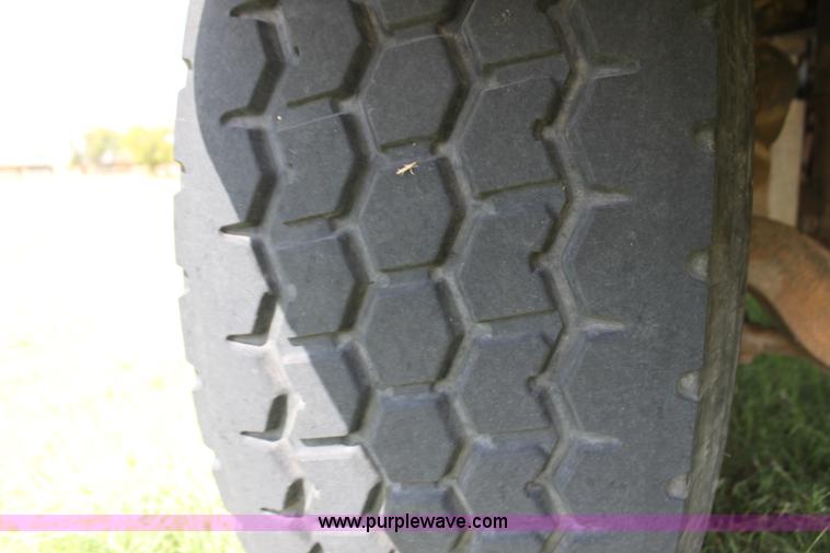 image for item F3355 1995 Mack RD6 rigging truck