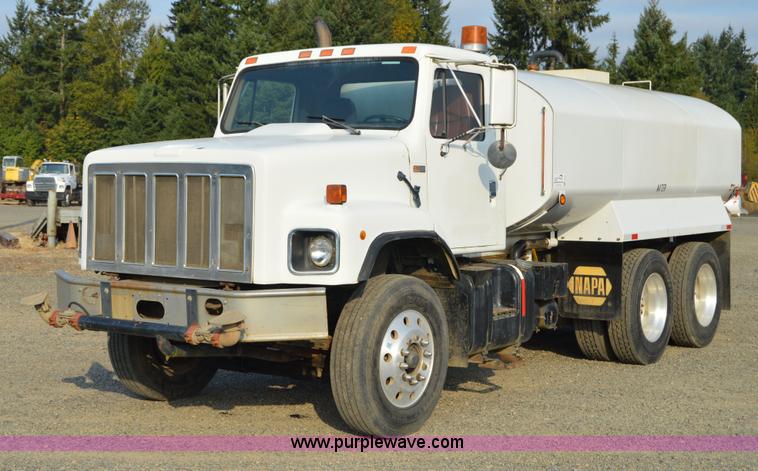 image for item F8343 1988 International F2674 water truck
