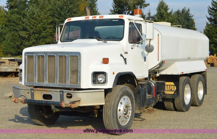 image for item F8343 1988 International F2674 water truck