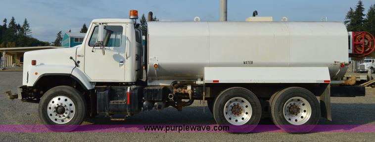 image for item F8343 1988 International F2674 water truck
