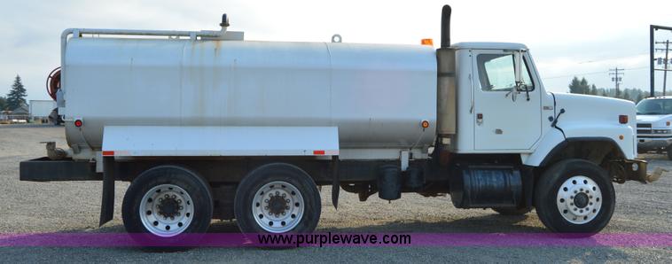 image for item F8343 1988 International F2674 water truck