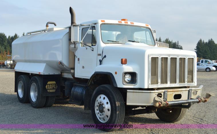 image for item F8343 1988 International F2674 water truck