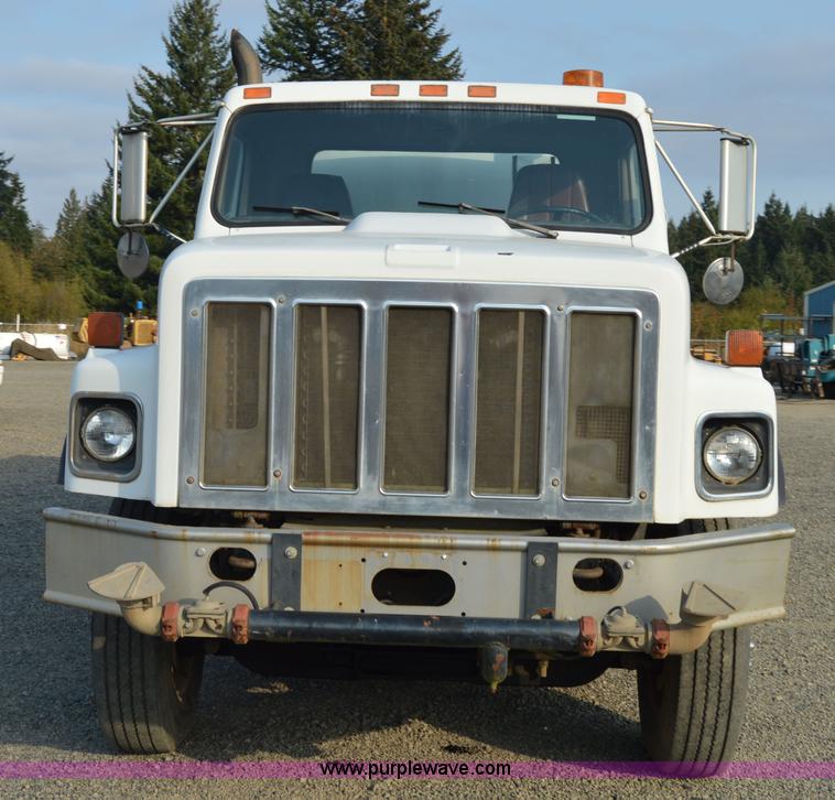 image for item F8343 1988 International F2674 water truck