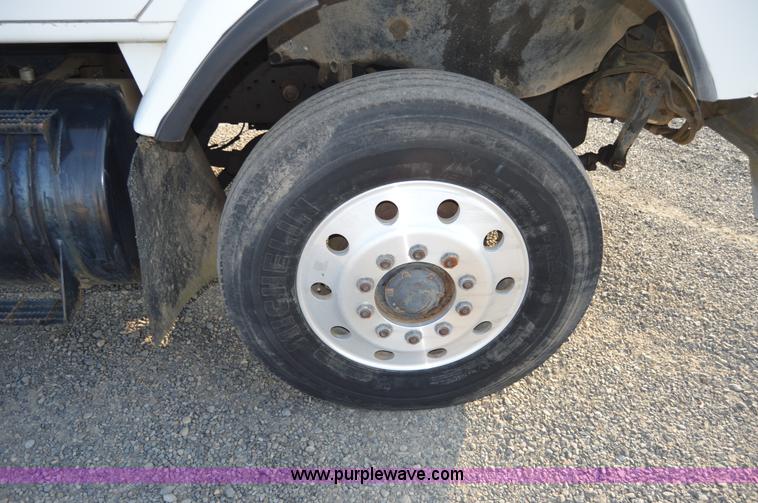 image for item F8343 1988 International F2674 water truck