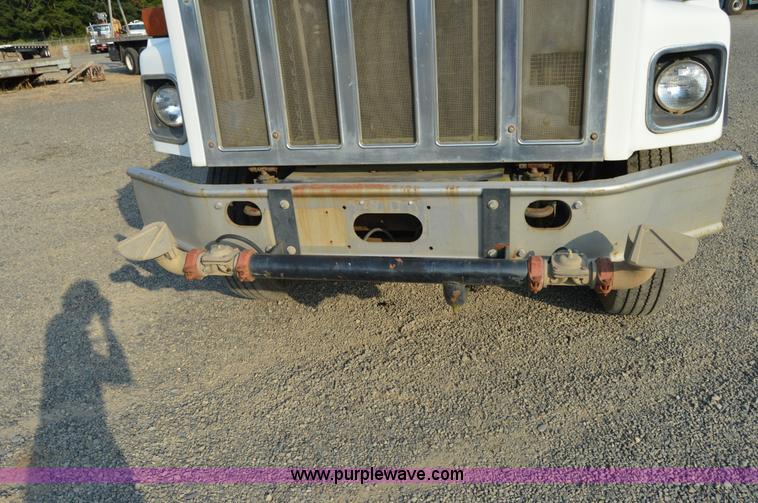 image for item F8343 1988 International F2674 water truck