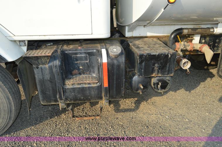 image for item F8343 1988 International F2674 water truck