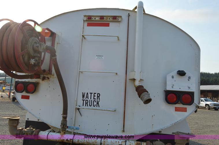 image for item F8343 1988 International F2674 water truck