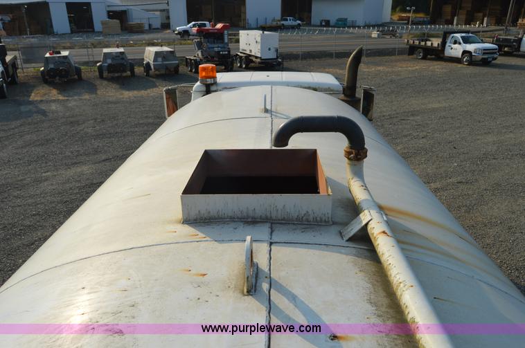 image for item F8343 1988 International F2674 water truck