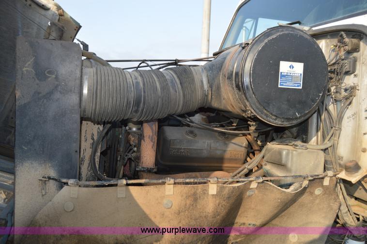 image for item F8343 1988 International F2674 water truck