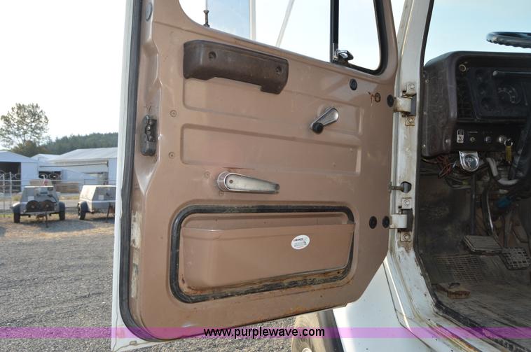 image for item F8343 1988 International F2674 water truck